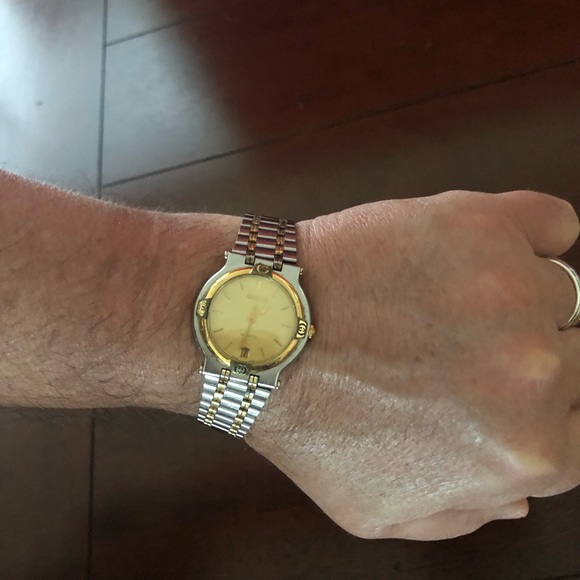 Gucci Unisex Vintage 18k Plated Watch - Picture 3 of 8